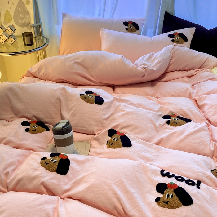 91家纺网 家纺一手货源 找家纺 葡萄家 2024新款超柔水洗棉毛巾绣四件套 毛巾绣水洗棉-甜心狗粉