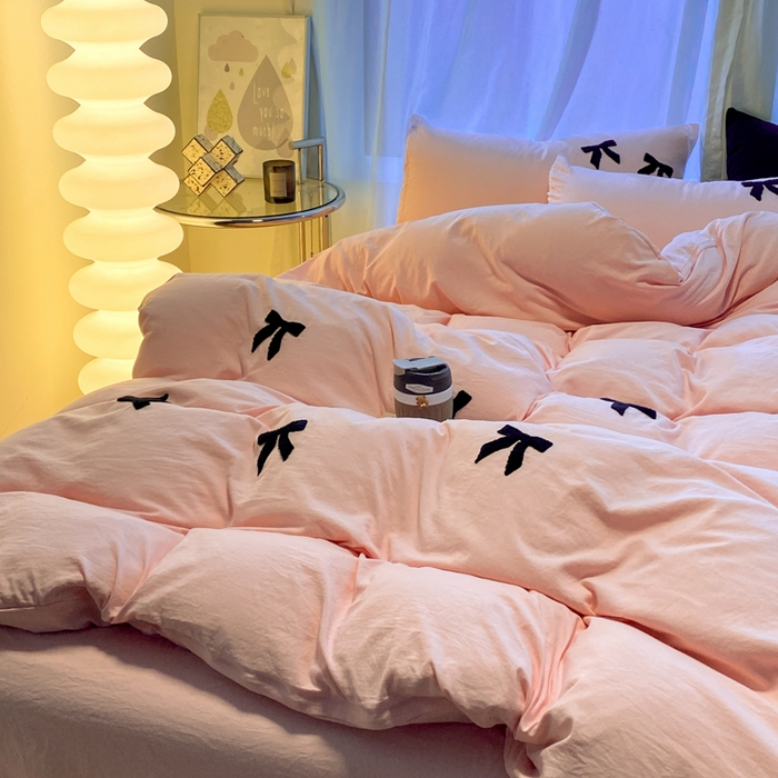 91家纺网 家纺一手货源 找家纺 葡萄家 2024新款超柔水洗棉毛巾绣四件套 毛巾绣水洗棉-蝴蝶结粉