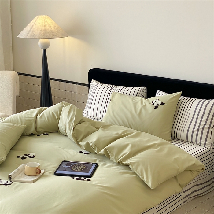 91家纺网 家纺一手货源 找家纺 荣轩家居 2024新款亲肤舒适全棉精梳棉卡通系列四件套 熊猫抹茶绿