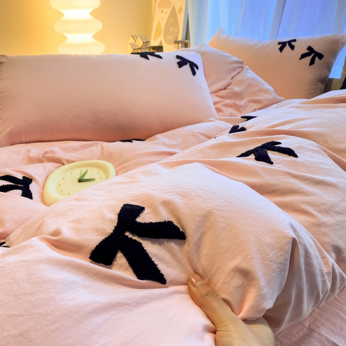 91家纺网 家纺一手货源 找家纺 葡萄家 2024新款超柔水洗棉毛巾绣四件套 毛巾绣水洗棉-蝴蝶结粉