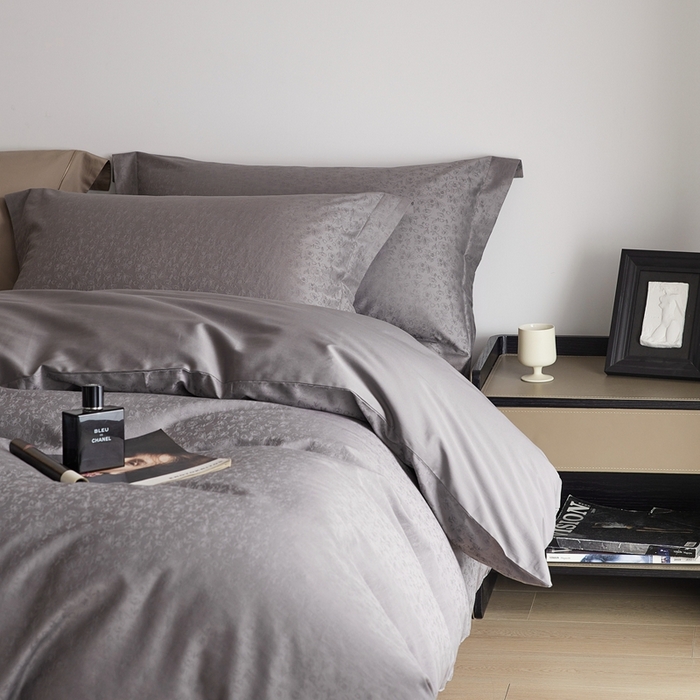 91家纺网 家纺一手货源 找家纺 梦享生活家居 2024新款100支全棉提花贡缎四件套 唯美之歌（雾灰）