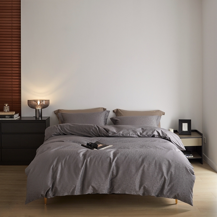 91家纺网 家纺一手货源 找家纺 梦享生活家居 2024新款100支全棉提花贡缎四件套 唯美之歌（雾灰）