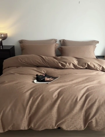 91家纺网 家纺一手货源 找家纺 梦享生活家居 2024新款100支全棉提花贡缎四件套 唯美之歌（金棕）