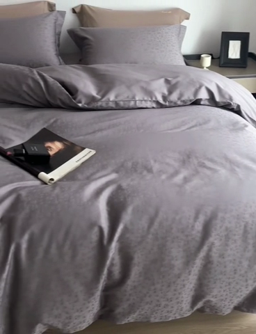 91家纺网 家纺一手货源 找家纺 梦享生活家居 2024新款100支全棉提花贡缎四件套 唯美之歌（雾灰）