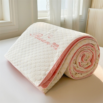 91家纺网 家纺一手货源 找家纺 换种生活 2024新款A类绵绵元气空气层夏被 豆沙粉