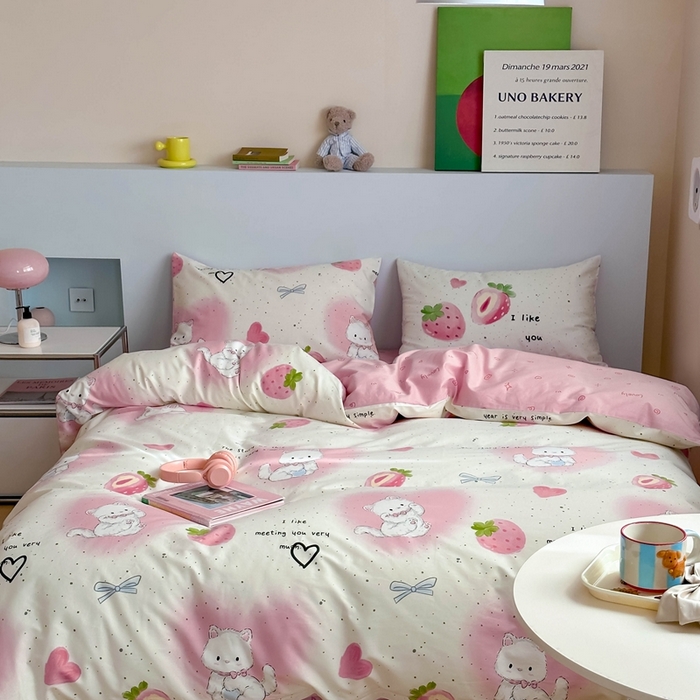 91家纺网 家纺一手货源 找家纺 时年 2024新款全棉数码大版趣味系列四件套 草莓喵