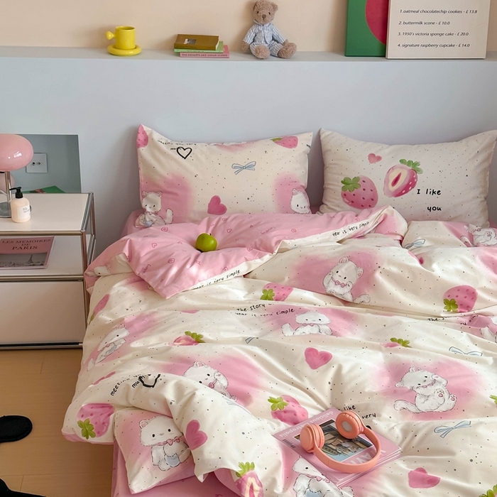 91家纺网 家纺一手货源 找家纺 时年 2024新款全棉数码大版趣味系列四件套 草莓喵