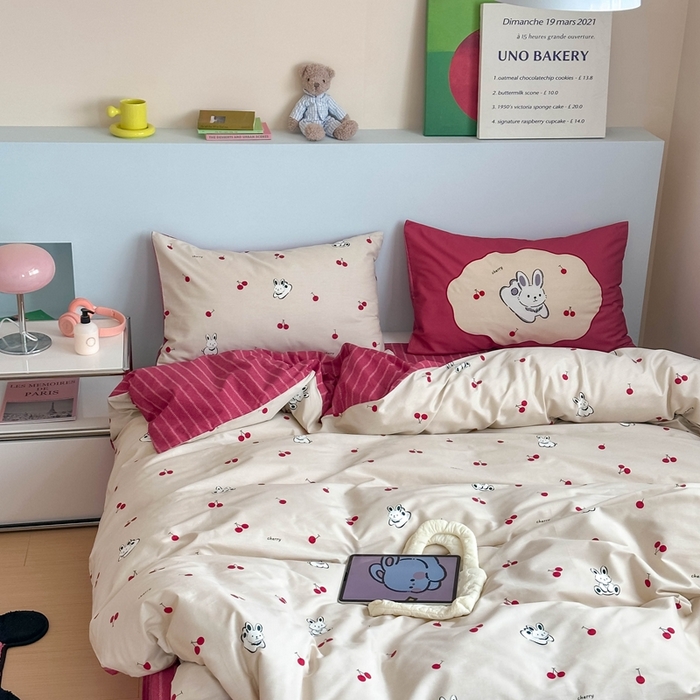 91家纺网 家纺一手货源 找家纺 时年 2024新款全棉数码大版趣味系列四件套 樱桃兔