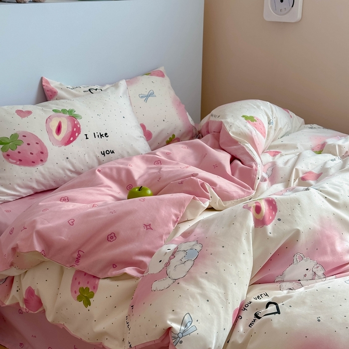 91家纺网 家纺一手货源 找家纺 时年 2024新款全棉数码大版趣味系列四件套 草莓喵