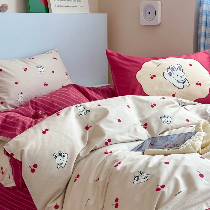 91家纺网 家纺一手货源 找家纺 时年 2024新款全棉数码大版趣味系列四件套 樱桃兔