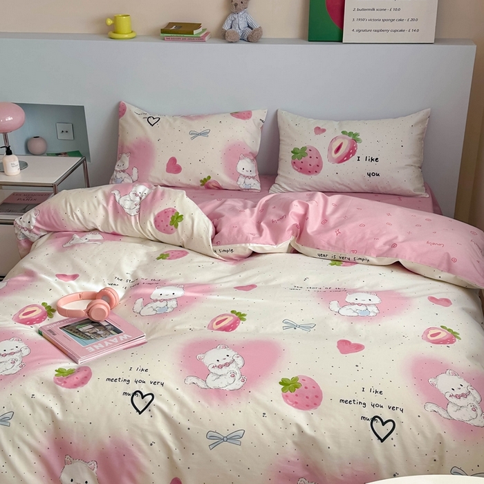 91家纺网 家纺一手货源 找家纺 时年 2024新款全棉数码大版趣味系列四件套 草莓喵