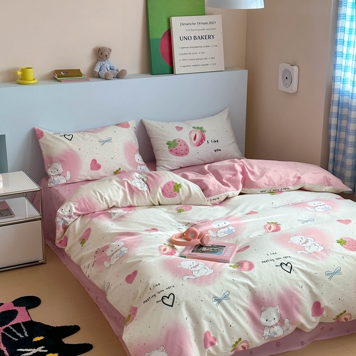 91家纺网 家纺一手货源 找家纺 时年 2024新款全棉数码大版趣味系列四件套 草莓喵