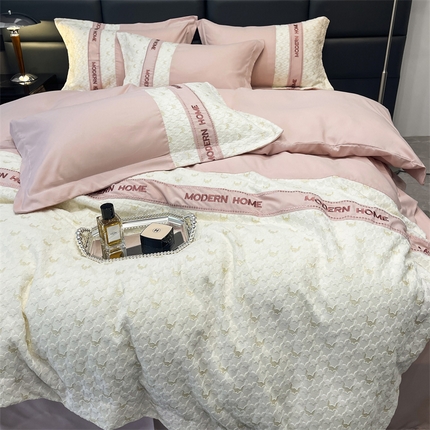 91家纺网 家纺一手货源 找家纺 布可 2025新款千鸟格立体雕花刺绣四件套 千鸟格.露娜粉