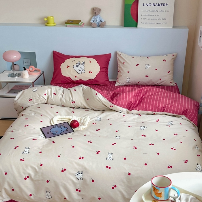 91家纺网 家纺一手货源 找家纺 时年 2024新款全棉数码大版趣味系列四件套 樱桃兔