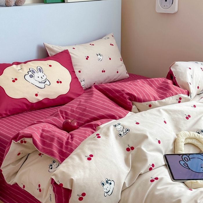 91家纺网 家纺一手货源 找家纺 时年 2024新款全棉数码大版趣味系列四件套 樱桃兔