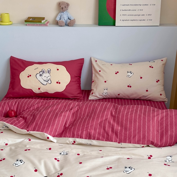 91家纺网 家纺一手货源 找家纺 时年 2024新款全棉数码大版趣味系列四件套 樱桃兔