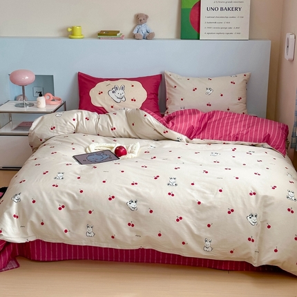 91家纺网 家纺一手货源 找家纺 时年 2024新款全棉数码大版趣味系列四件套 樱桃兔