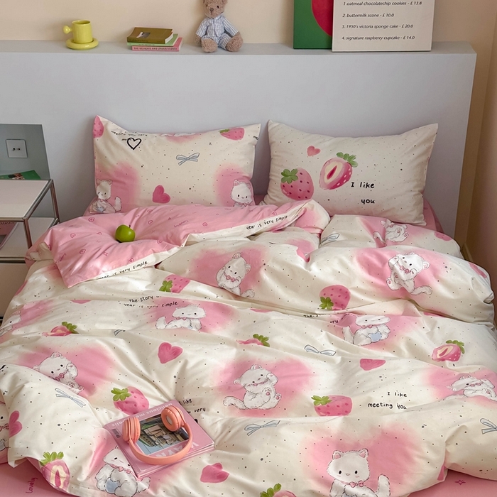 91家纺网 家纺一手货源 找家纺 时年 2024新款全棉数码大版趣味系列四件套 草莓喵