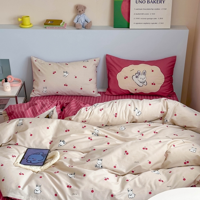 91家纺网 家纺一手货源 找家纺 时年 2024新款全棉数码大版趣味系列四件套 樱桃兔