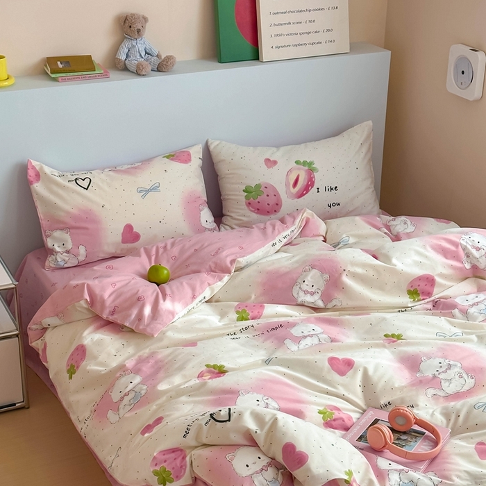 91家纺网 家纺一手货源 找家纺 时年 2024新款全棉数码大版趣味系列四件套 草莓喵