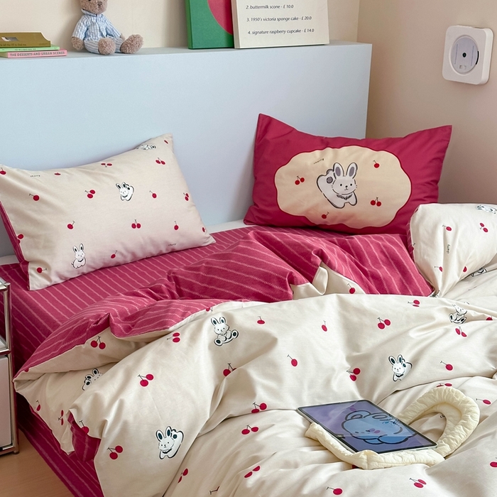 91家纺网 家纺一手货源 找家纺 时年 2024新款全棉数码大版趣味系列四件套 樱桃兔