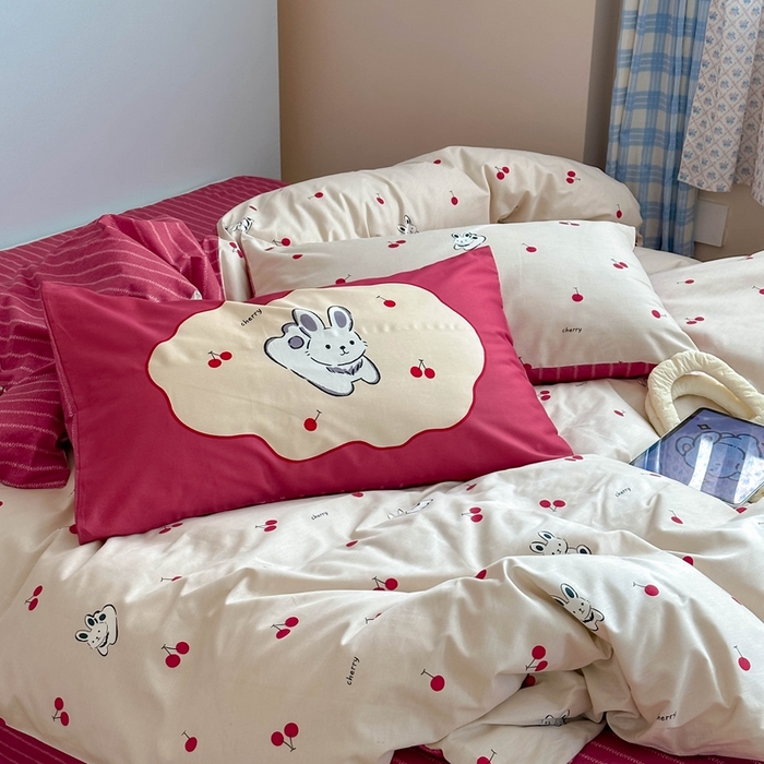 91家纺网 家纺一手货源 找家纺 时年 2024新款全棉数码大版趣味系列四件套 樱桃兔