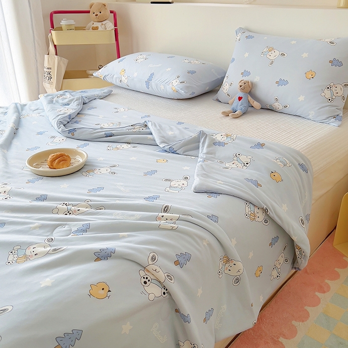 91家纺网 家纺一手货源 找家纺 木堇家居 2024新款10%大豆纤维针织棉夏被 滑板小狗-蓝