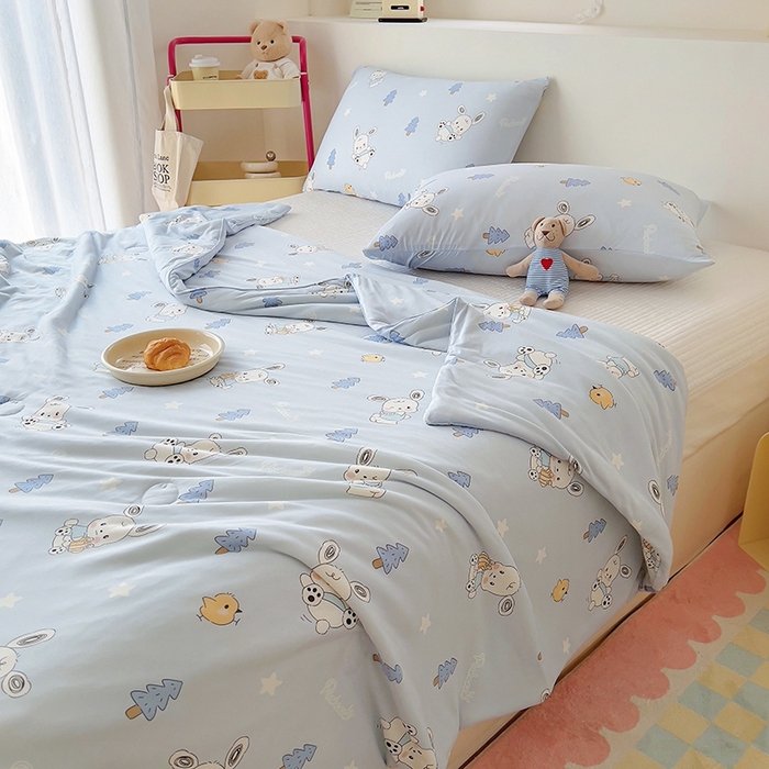 91家纺网 家纺一手货源 找家纺 木堇家居 2024新款10%大豆纤维针织棉夏被 滑板小狗-蓝