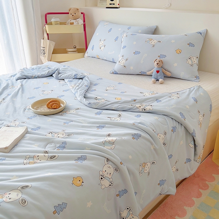 91家纺网 家纺一手货源 找家纺 木堇家居 2024新款10%大豆纤维针织棉夏被 滑板小狗-蓝