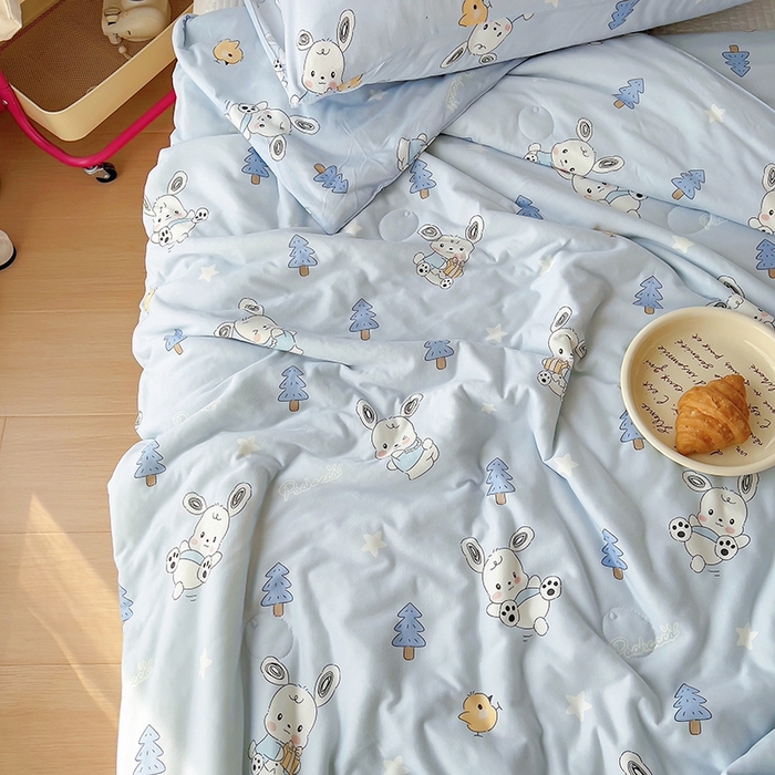 91家纺网 家纺一手货源 找家纺 木堇家居 2024新款10%大豆纤维针织棉夏被 滑板小狗-蓝