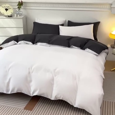 91家纺网 家纺一手货源 找家纺 莎臣豹 2025新款水洗棉磨毛纯色双拼简约风撞色单品被套 纯情白爱上高雅灰