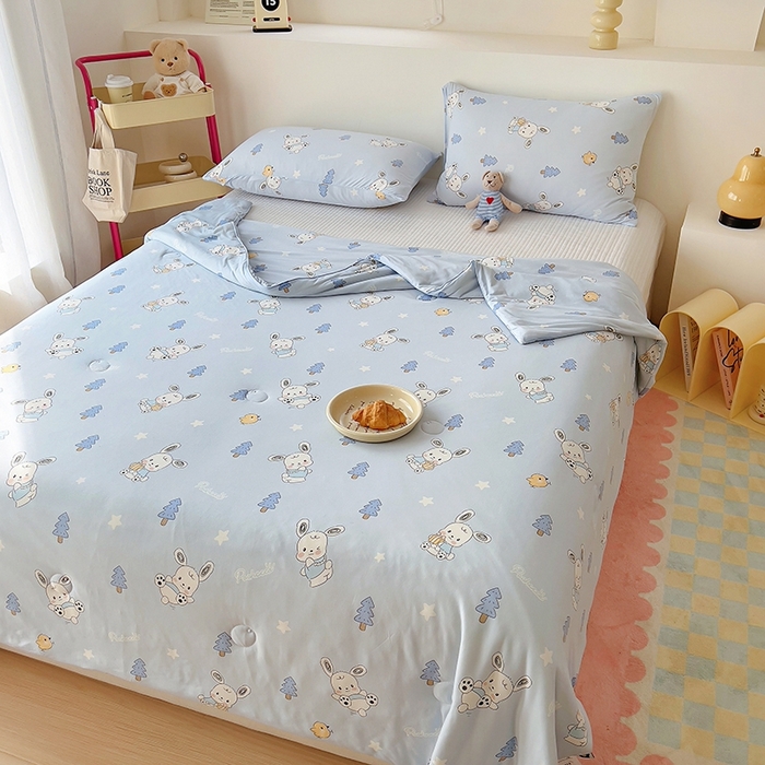 91家纺网 家纺一手货源 找家纺 木堇家居 2024新款10%大豆纤维针织棉夏被 滑板小狗-蓝