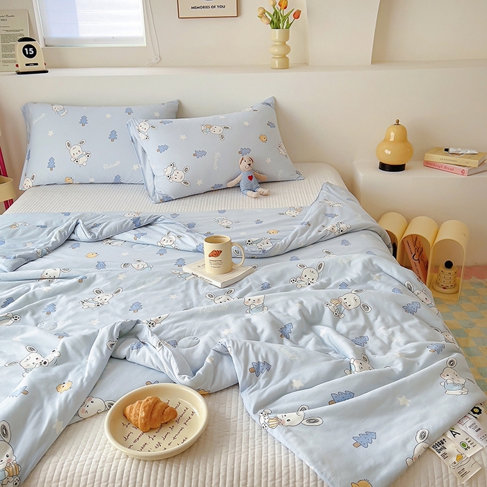 91家纺网 家纺一手货源 找家纺 木堇家居 2024新款10%大豆纤维针织棉夏被 滑板小狗-蓝