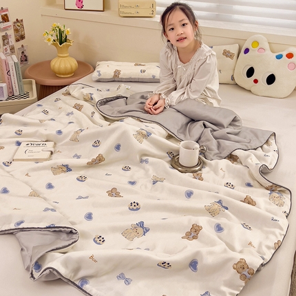 91家纺网 家纺一手货源 找家纺 十九色 2024新款60天丝印花儿童夏被 蓝莓蛋糕