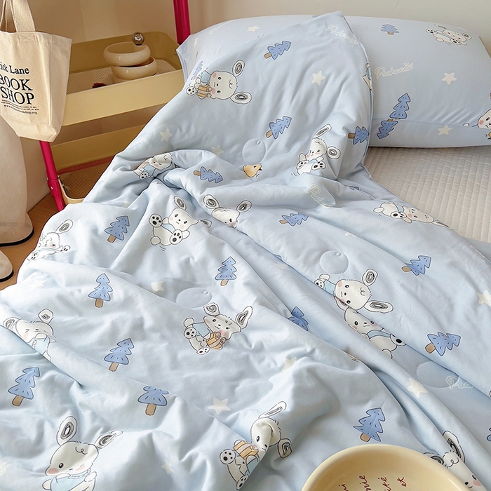 91家纺网 家纺一手货源 找家纺 木堇家居 2024新款10%大豆纤维针织棉夏被 滑板小狗-蓝