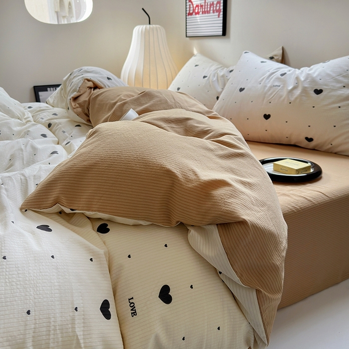 91家纺网 家纺一手货源 找家纺 阿曼达 2024春夏直播新款母婴级泡泡m皱皱纱水洗m印花四件套 波点小爱心