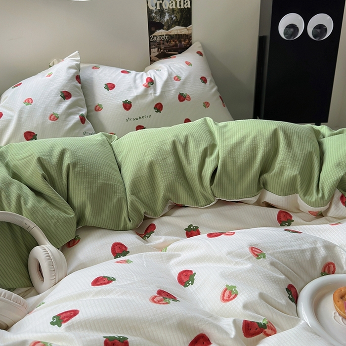 91家纺网 家纺一手货源 找家纺 阿曼达 2024春夏直播新款母婴级泡泡m皱皱纱水洗m印花四件套 草莓