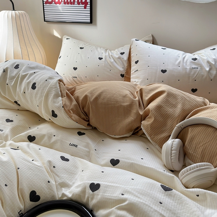 91家纺网 家纺一手货源 找家纺 阿曼达 2024春夏直播新款母婴级泡泡m皱皱纱水洗m印花四件套 波点小爱心