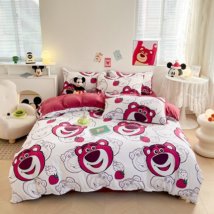 91家纺网 家纺一手货源 找家纺 卡斯诺 2025新款A类迪士尼水洗棉印花四件套 （下载包包含买家秀）顽皮草莓熊