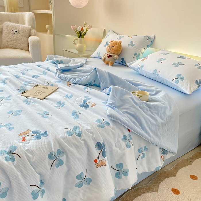 91家纺网 家纺一手货源 找家纺 憨豆 2025直播代发泡泡云朵棉印花夏被四件套系列 幸运熊-蓝