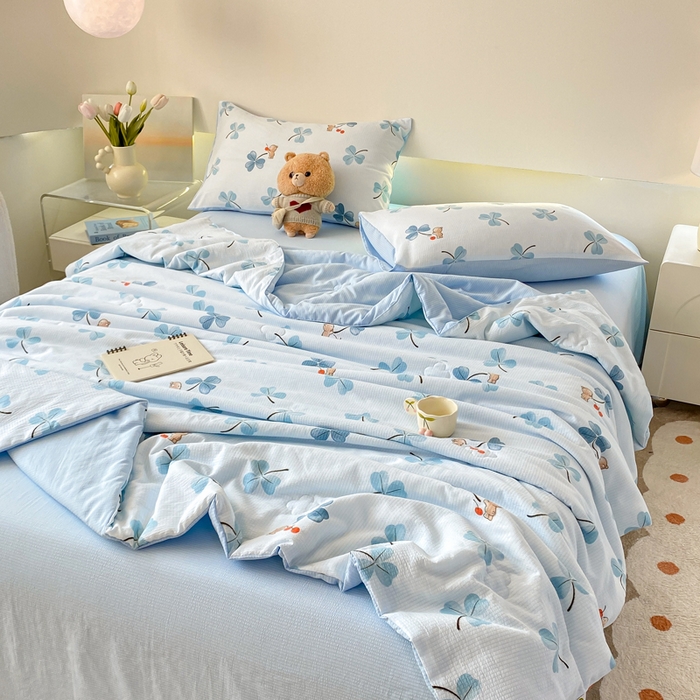 91家纺网 家纺一手货源 找家纺 憨豆 2025直播代发泡泡云朵棉印花夏被四件套系列 幸运熊-蓝