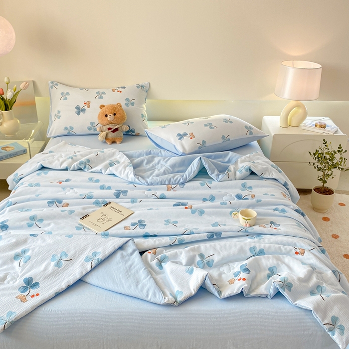 91家纺网 家纺一手货源 找家纺 憨豆 2025直播代发泡泡云朵棉印花夏被四件套系列 幸运熊-蓝