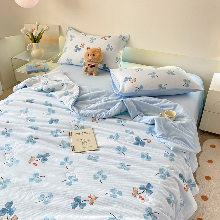 91家纺网 家纺一手货源 找家纺 憨豆 2025直播代发泡泡云朵棉印花夏被四件套系列 幸运熊-蓝