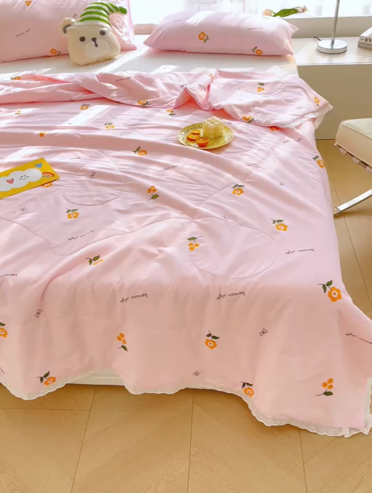 91家纺网 家纺一手货源 找家纺 芯恋家居 2025新品全棉绣花边工艺款全棉棉花夏被春秋被 阳光花朵