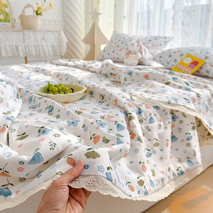 91家纺网 家纺一手货源 找家纺 芯恋家居 2025新品全棉绣花边工艺款全棉棉花夏被春秋被 花香馥郁