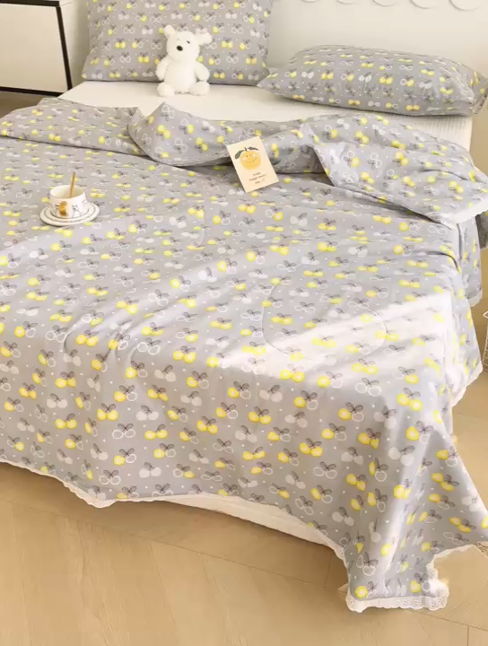 91家纺网 家纺一手货源 找家纺 芯恋家居 2025新品全棉绣花边工艺款全棉棉花夏被春秋被 樱桃点点