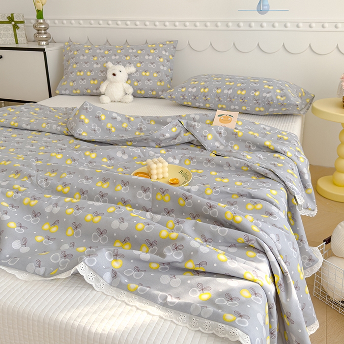 91家纺网 家纺一手货源 找家纺 芯恋家居 2025新品全棉绣花边工艺款全棉棉花夏被春秋被 樱桃点点