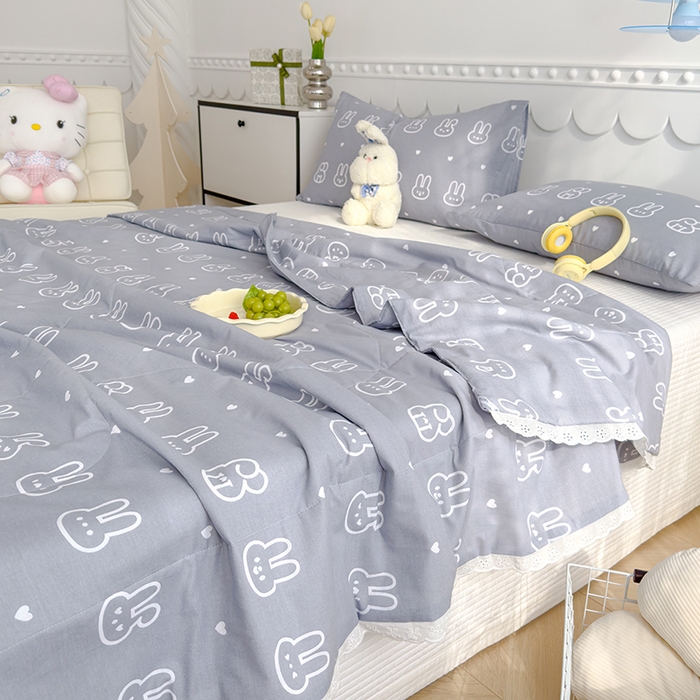 91家纺网 家纺一手货源 找家纺 芯恋家居 2025新品全棉绣花边工艺款全棉棉花夏被春秋被 可爱兔