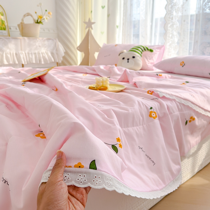 91家纺网 家纺一手货源 找家纺 芯恋家居 2025新品全棉绣花边工艺款全棉棉花夏被春秋被 阳光花朵