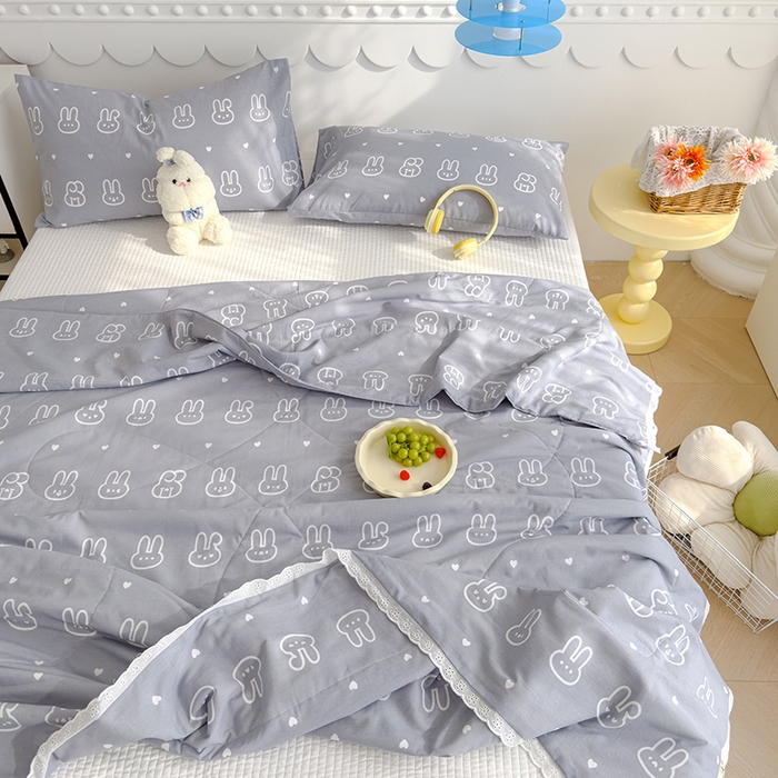 91家纺网 家纺一手货源 找家纺 芯恋家居 2025新品全棉绣花边工艺款全棉棉花夏被春秋被 可爱兔